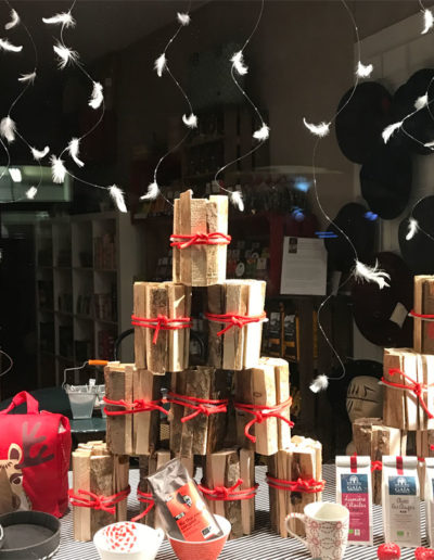 une vitrine de Noël inédite avec des pyramides de fagots de bois