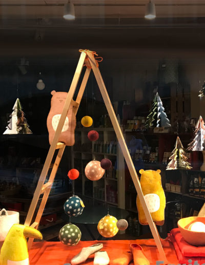 vitrine de Noël avec sapins origami