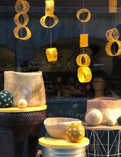 une vitrine avec un décor cocoon pour un commerce de Vevey