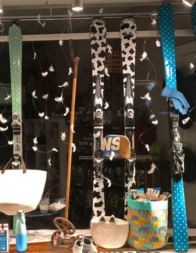 création d’une vitrine originale avec des skis recyclés