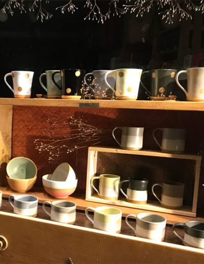 création d’une vitrine présentant des tasses dans une commode recyclée