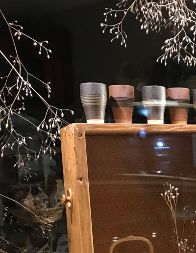 design de vitrine avec éléments naturels et upcycling